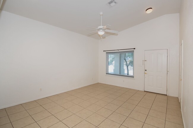 Photo - 3 BEDROOM HOME WITH MOUNTAIN VIEWS!