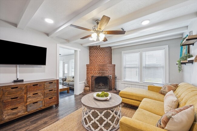 Building Photo - 711 S Tesch St