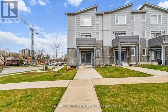 Photo - 990 Deveron Crescent
