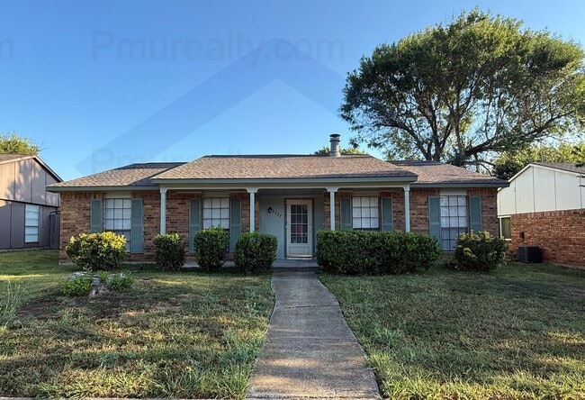 Building Photo - COMING SOON! Charming and spacious 3 bedro...