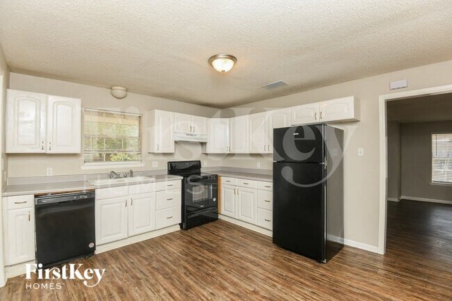 Photo - 841 Hackamore St