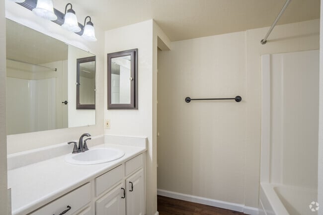 1BR,1BA - 704SF - Bathroom - Cameron Park
