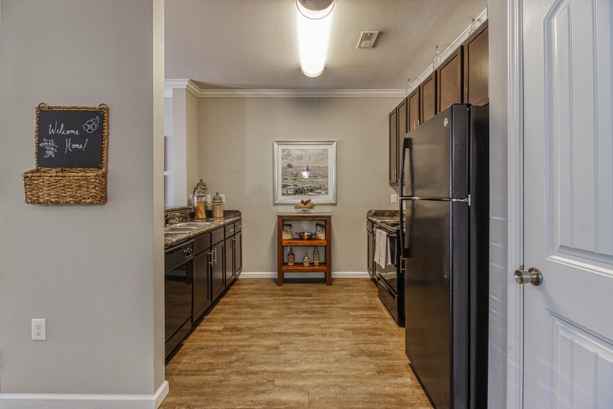 Emory 2BR 2BA 1035 SF