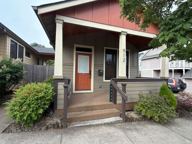Building Photo - Gorgeous Cottage in Oregon City~ Hardwood Floors~ Private Back Area~ Washer/Dryer~ A/C Unit 912