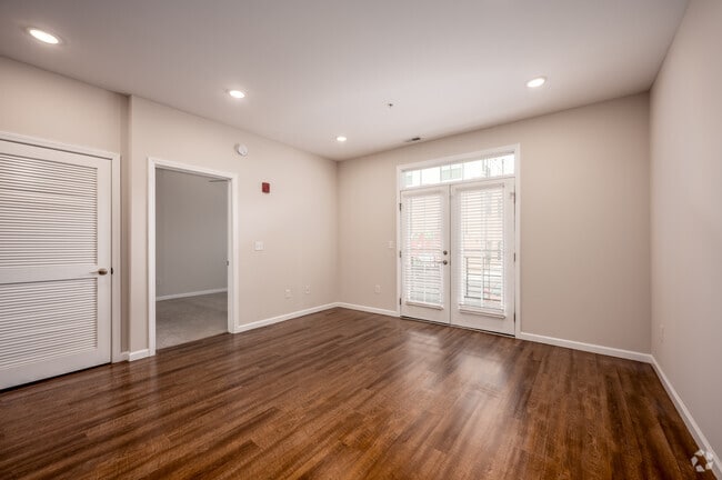 1BR, 1BA - 652SF - Living room - Park South A