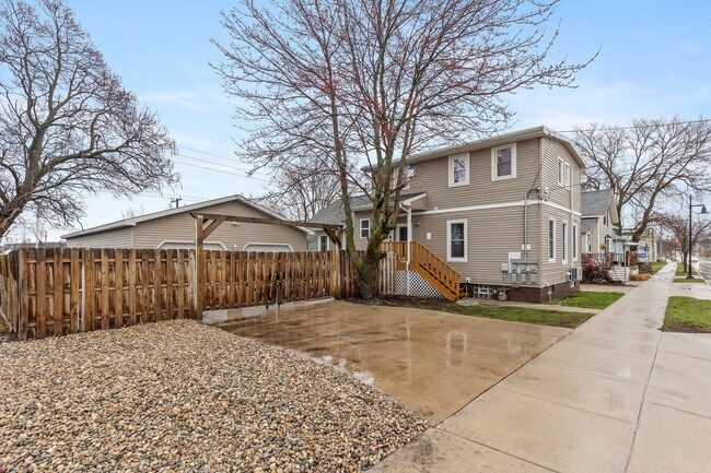 1836 Lakeshore Dr