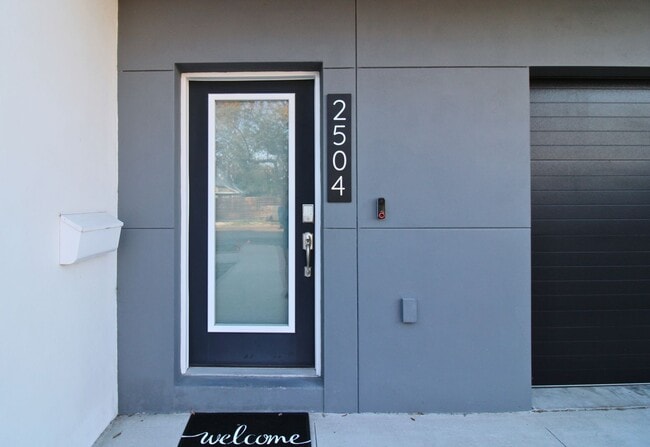 Photo - Luxury Fully Furnished Smart Home in Downt...
