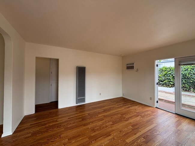 Photo - 3143 Keats St