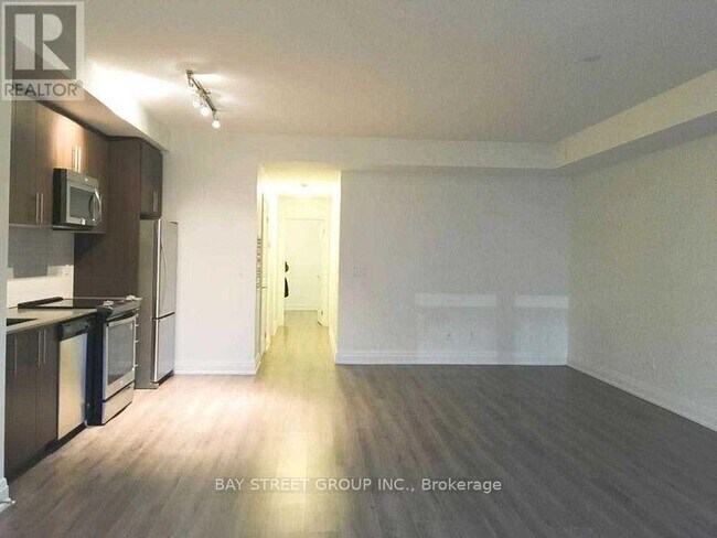 Photo - 780 Sheppard Ave E