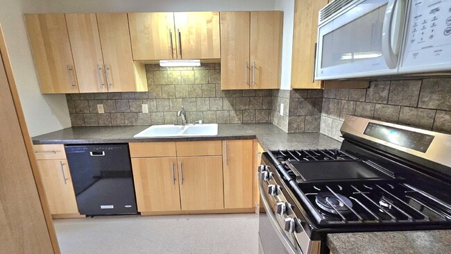 Photo - "Charming 3-Bed Townhouse with 2 Full Baths and Spacious 1,492 Sq Ft in Maple Grove!"