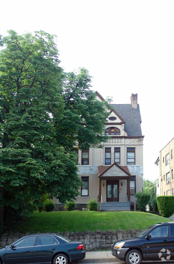 Photo - 4930 Centre Ave