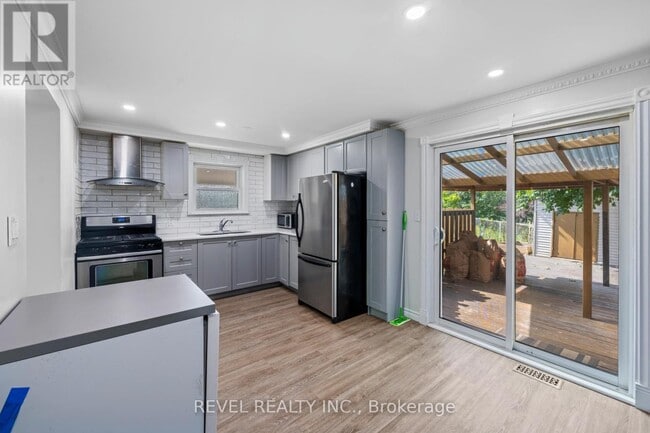 Photo - 574 Mortimer Dr