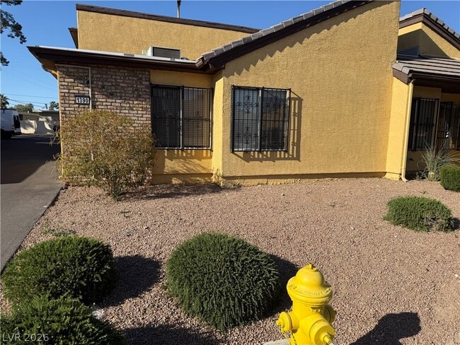 Building Photo - 1390 Hialeah Dr Unit A