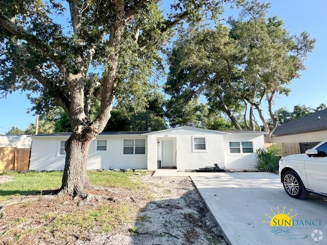 Building Photo - Nice Spacious updated 4 Bedroom home in El...