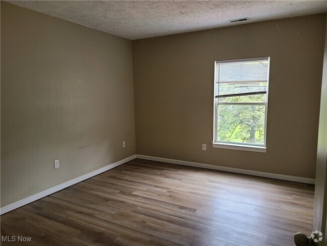 Building Photo - 628 Sumner St Unit DOWN Rental