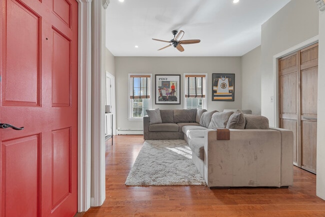 Building Photo - 764 E 3rd St Unit 3