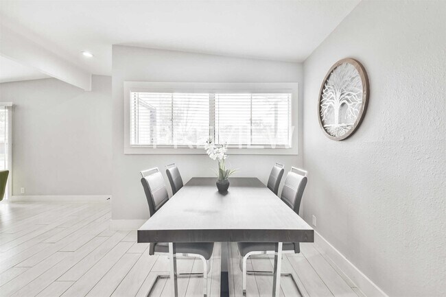 Photo - 7522 Dearborn St