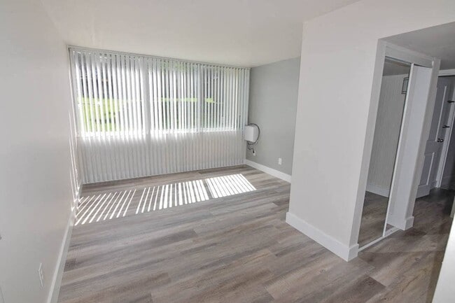 Una sala de estar renovada en el primer piso - Eagles Landing Apartments