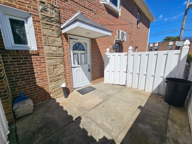 Building Photo - 2722 Rhawn St Unit B