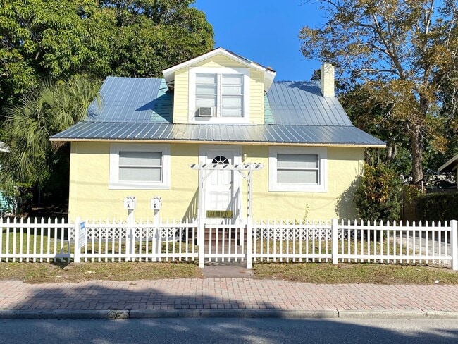 Building Photo - 1006 13th Ave W Unit A