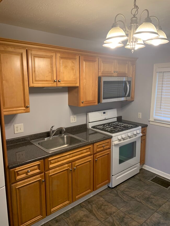 Photo - 1556 Thames Dr