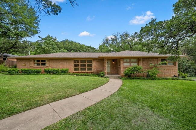 Building Photo - Private Woodway Retreat