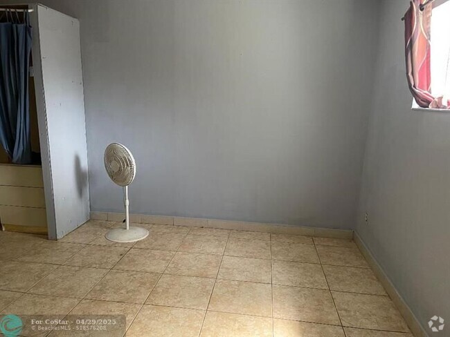 Building Photo - 1440 NE 174th St Rental