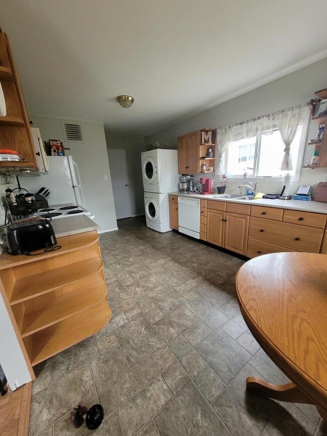 Photo - 3 bedroom in Kitimat BC V8C 1X6