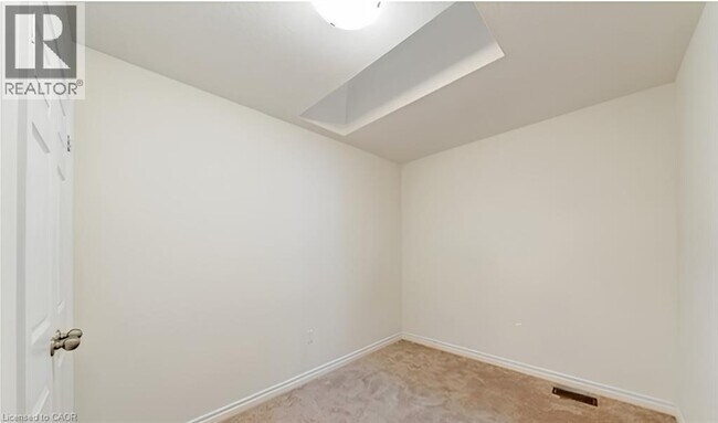 Photo - 383 Dundas St E