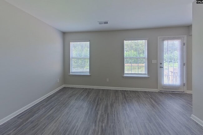 Photo - 304 Longfellows Ln