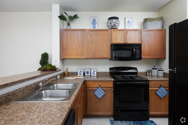 2BR, 2BA - 950SF - Kitchen
