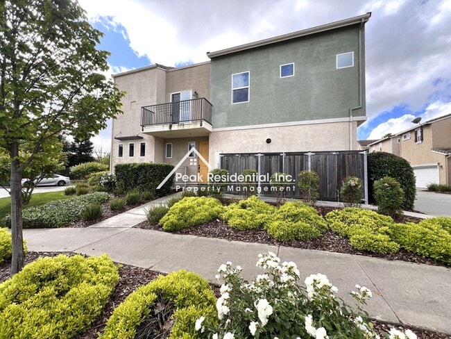 Building Photo - Updated 3bd/3ba North Natomas Townhouse