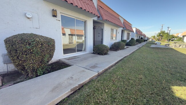 Building Photo - "Charming 1-Bedroom Condo Oasis in Phoenix - Your Perfect Urban Retreat!" Unit F