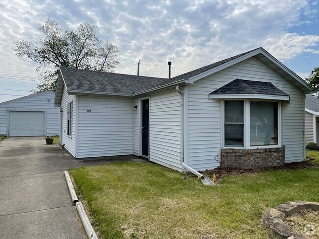 Building Photo - Two Bedroom House with 1 Car Garage in Gre...