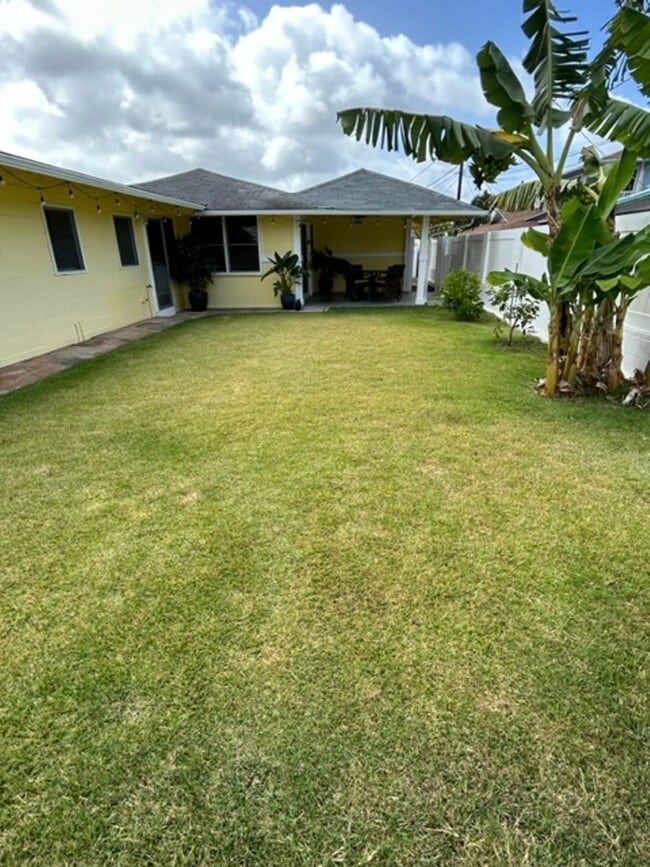 Building Photo - Available on 12/16/25, spacious 1570 sq ft, 3 Bedrooms, 2 Baths, 2 Car Garage Single-Family Home ...