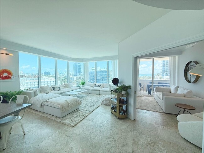 Building Photo - 300 S Pointe Dr Unit 705