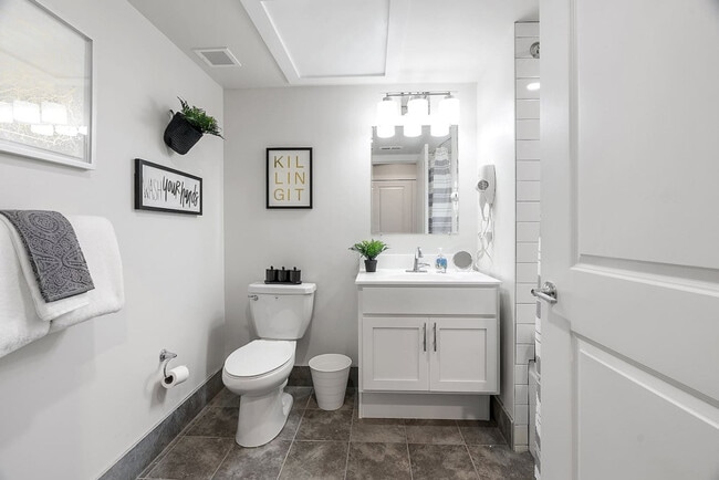 Photo - 212 W Roberts Ave Unidad ID1289453P