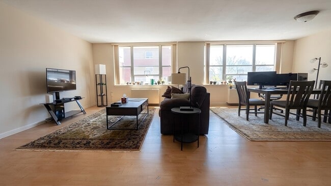 Photo - 20 Hammond Pond Pkwy Unidad 402