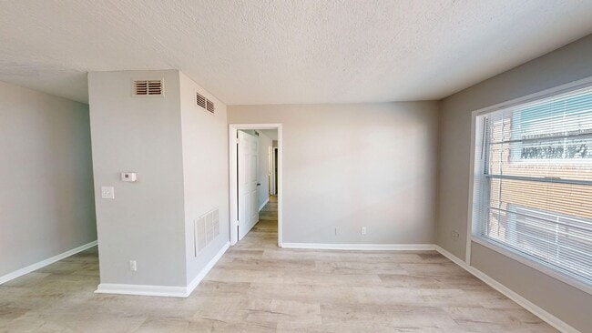 Photo - Spacious 1Bed/ 1Bath in Riverside   ** Upstairs Unit & Water Included ** Unidad 2887-5