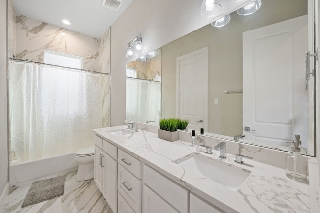 Photo - 823 Mansfield St