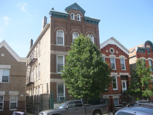 Building Photo - 1025 W Cullerton St Unit 2F Rental