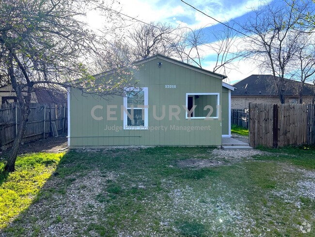 Building Photo - Charming 1/1 in Castleberry ISD for Rent! Rental