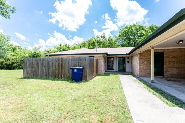 Building Photo - 3004 Pecan Springs Rd