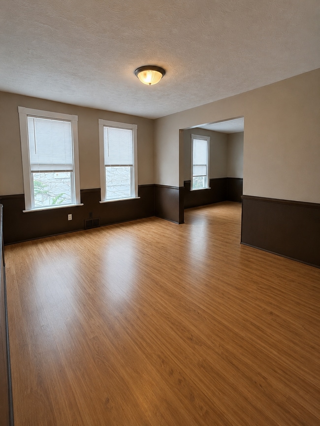 Building Photo - Town House: 2 bedroom & 1 bathroom