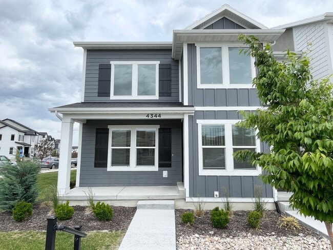 Building Photo - Awesome Corner Townhome at Mountain Ridge!