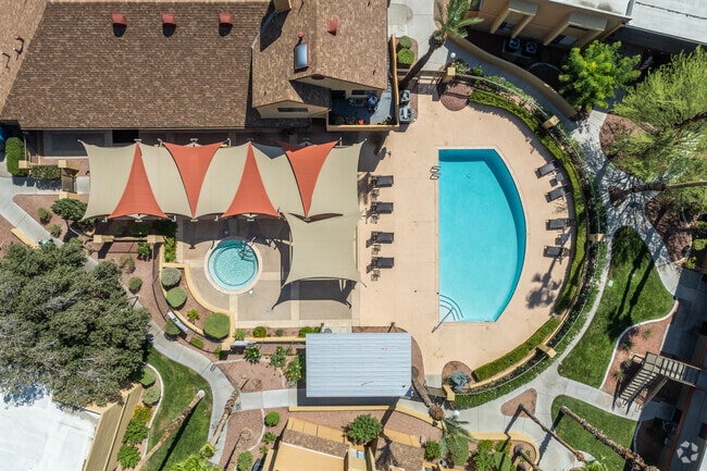Swimming Pool & Spa - Heritage Park Senior Apartments