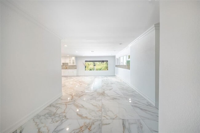 Building Photo - 16770 Lakeview Ct