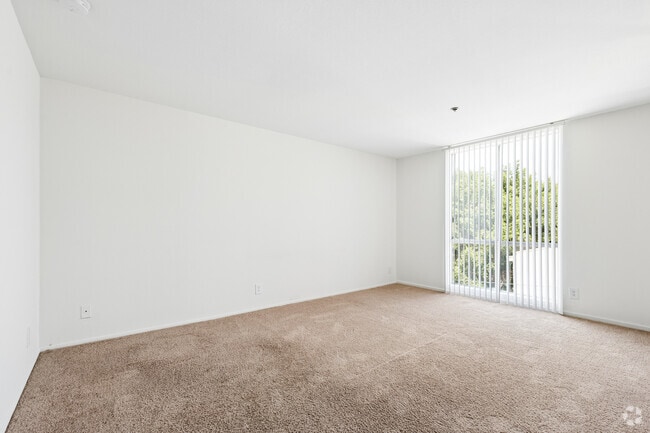 2BR, 2BA - 1050SF - Primary Bedroom - Hyde Park