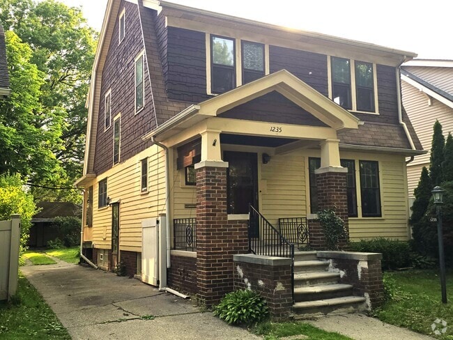 Building Photo - 1235 Lakepointe St Rental