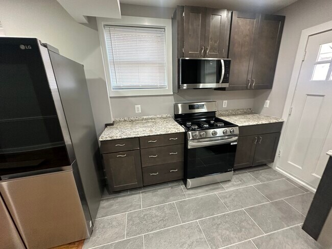 Photo - 723 Oneida Pl NW